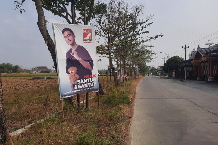 Baliho bergambar Kaesang Pangarep di Blora, Jawa Tengah.