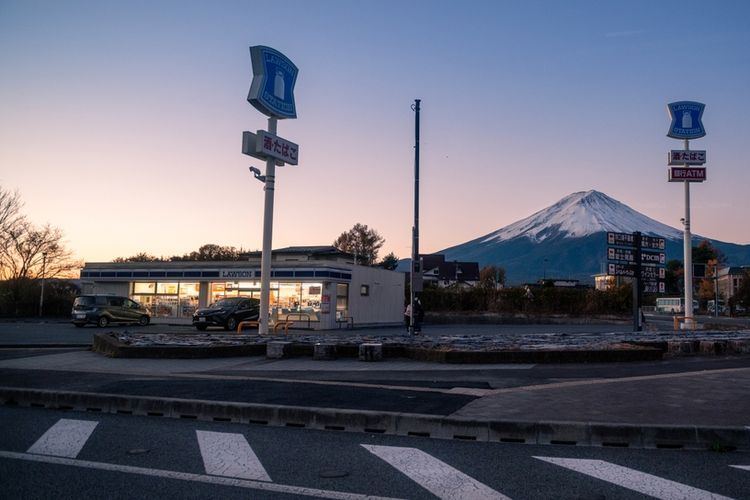 Penghalang pemandangan Gunung Fuji yang dipasang warga Kota Fujikawaguchiko, Prefektur Yamanashi, Jepang, pada Selasa (21/5/2024) sudah dihiasi lubang.