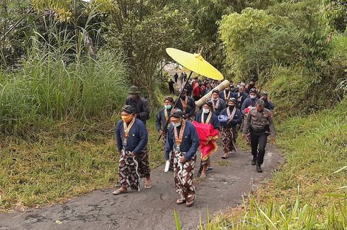 Upacara Adat Labuhan Merapi Digelar Saat Pandemi, Peserta yang Naik ke Srimanganti Dibatasi