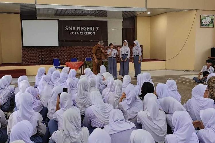 Sejumlah siswa siswi SMAN 7 Kota Cirebon, Jawa Barat, memprotes pihak sekolah yang dinilai gagal mendaftarkan sebanyak 155 siswa siswi eliglible dalam tahanan SNBP Perguruan Tinggi Negeri, di ruang aula, Senin (3/2/2025) siang.