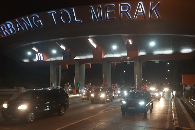 Gerbang Tol Merak menjadi pintu masuk dan keluar tol trans Jawa paling ujung barat pulau Jawa.