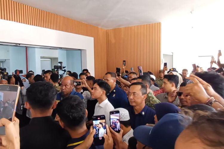 Gibran Jadi Rebutan Warga Saat Cek Renovasi Pasar Lama Mbongawani