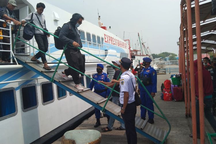 Proses evakuasi penumpang Kapal Sabuk Nusantara 91 yang kandas di perairan Sapeken Sumene, Kamis (5/5/2022).
