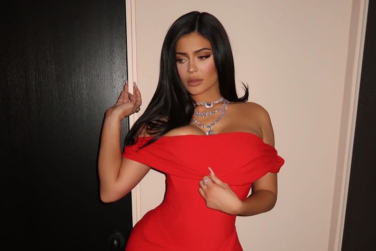 Kylie Jenner mengenakan balutan busana karya Vivienne Westwood ketika menghadiri after party Oscar 2020, Minggu (9/2/2020) malam.