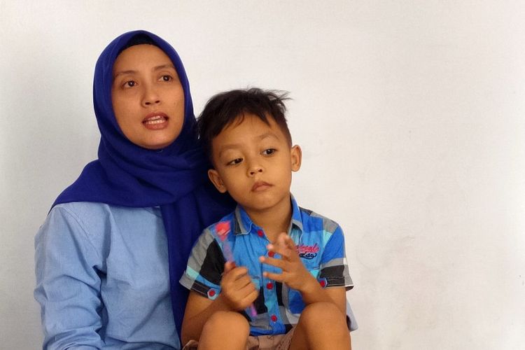 Istri ABK kapal China asal Tegal Samfarid Fauzi, Ingrid Frederica (31) bersama anaknya Kenzi (6) Selasa (4/8/2020)