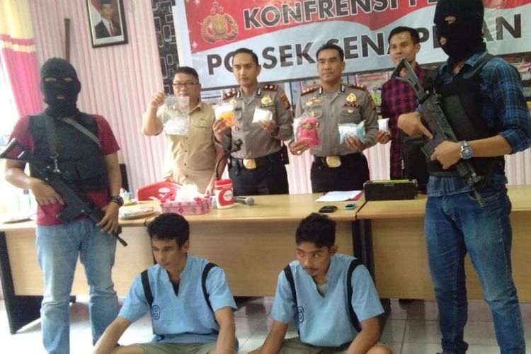 Wakapolresta Pekanbaru AKBP Edy Sumardi (kanan) dan Kapolsek Senapelan Kompol Agung Triadi memperlihatkan barang bukti narkotika yang ditangkap dari dua pelaku pengedar sekaligus kurir, Kamis (13/9/2018).