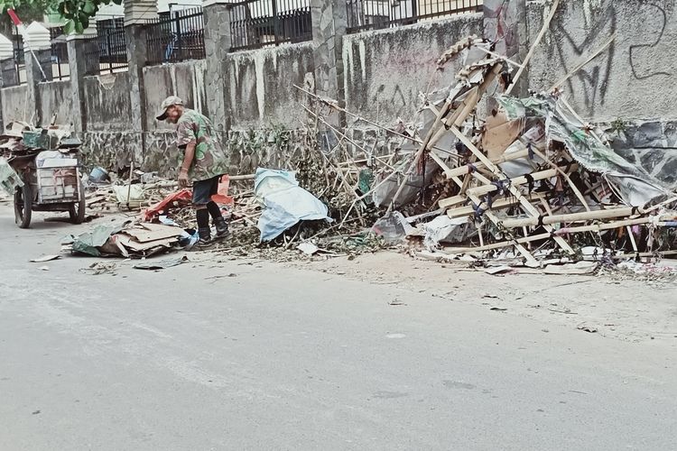 Warga Kampung Ciayunan, Desa Cicalengka Wetan, Kecamatan Cicalengka, Jawa Barat, saat tengah membersihkan sampah bekas karnaval arak-arakan saat peringatan HUT RI Ke-78