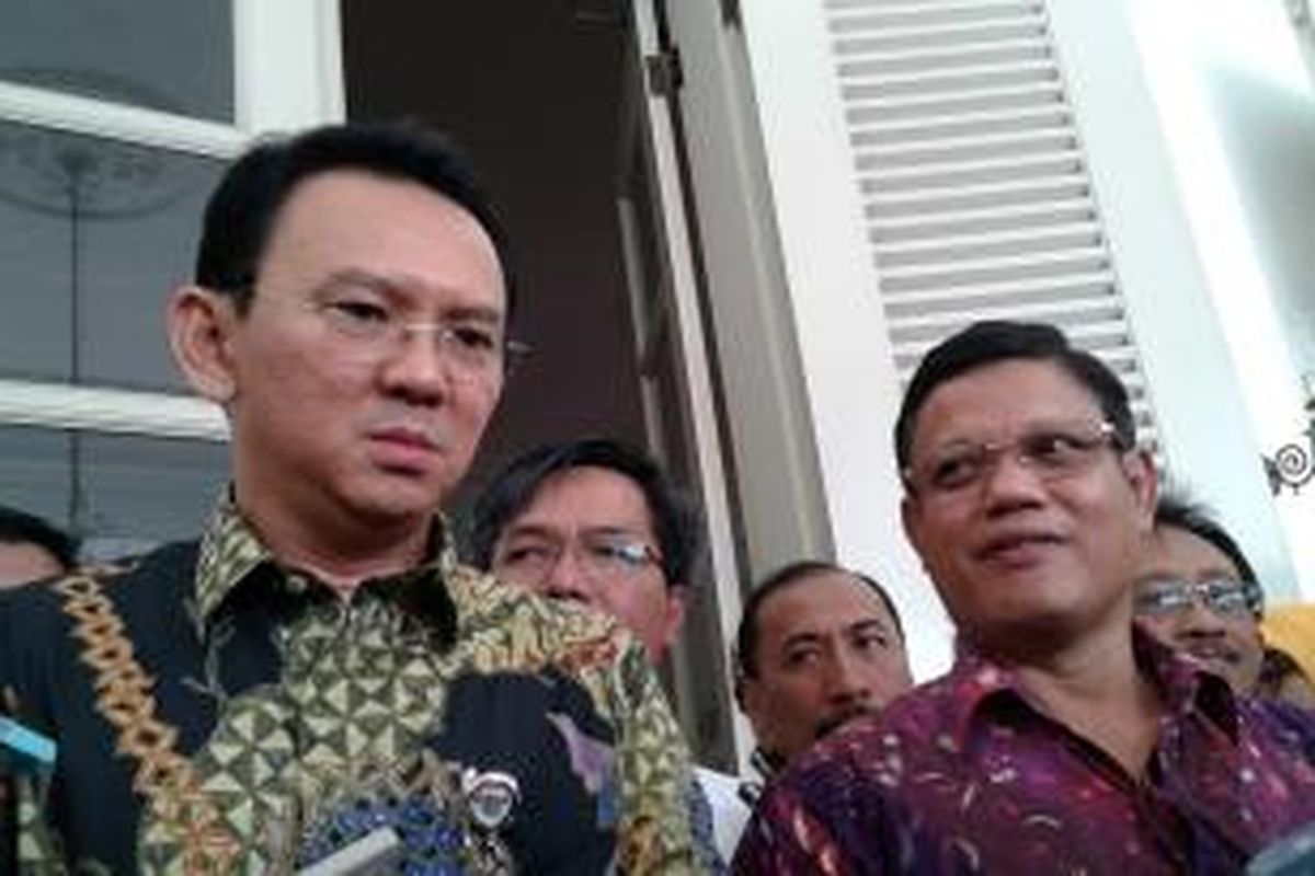 Gubernur DKI Jakarta Basuki Tjahaja Purnama (kiri) bersama General Manager PT PLN Distribusi Jakarta Raya dan Tangerang Haryanto WS (kanan) memberikan keterangan usai melakukan pertemuan dan koordinasi terkait pompa air di Jakarta Utara, Kamis (12/2/2015).

