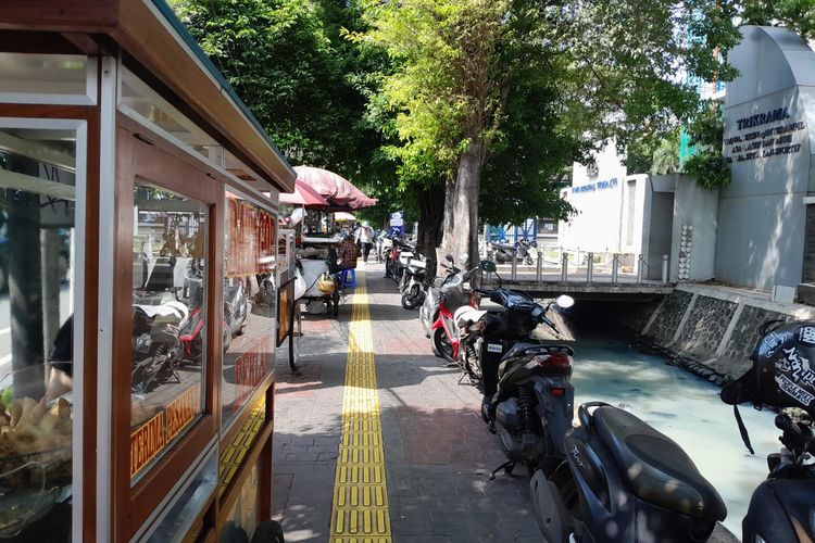 Trotoar di Jalan Kyai Tapa dari arah Roxy menuju Daan Mogot, Grogol Petamburan, Jakarta Barat, dipadati parkiran motor liar, Senin (23/6/2025).