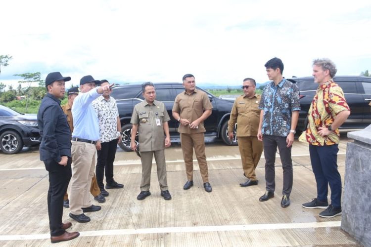 Penjabat Wali Kota Serang Yedi Rahmat mendampingi perwakilan ExxonMobil saat meninjau lahan yang ditawarkan untuk membangun pabrik petrokimia di Sawah Luhur, Kasemen, Kota Serang. Selasa (5/3/2024).