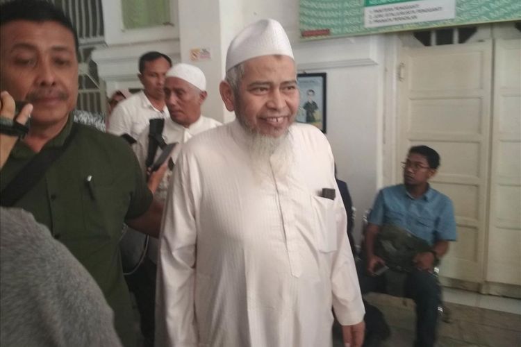 Eks Panglima Laskar Jihad Indonesia Jafar Umar Thalib tertawa usai divonis selama 5 bulan penjara dalam kasus pengrusakan barang milik warga di Pengadilan Negeri Makassar, Selasa (16/7/2019).