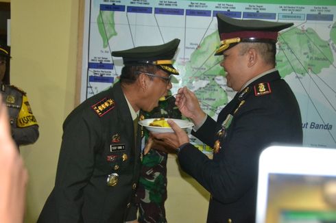 Bawa Rombongan ke Markas Kodim, Kapolres Ambon Menyuapi Dandim dan Nyanyikan Lagu Mars TNI