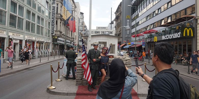 Checkpoint Charlie, salah satu ikon wisata kota Berlin, Jerman, Rabu (20/6/2018). Tak ada lagi tentara berwajah dingin. Yang ada para aparat yang bertingkah sebagai tentara berseragam militer.