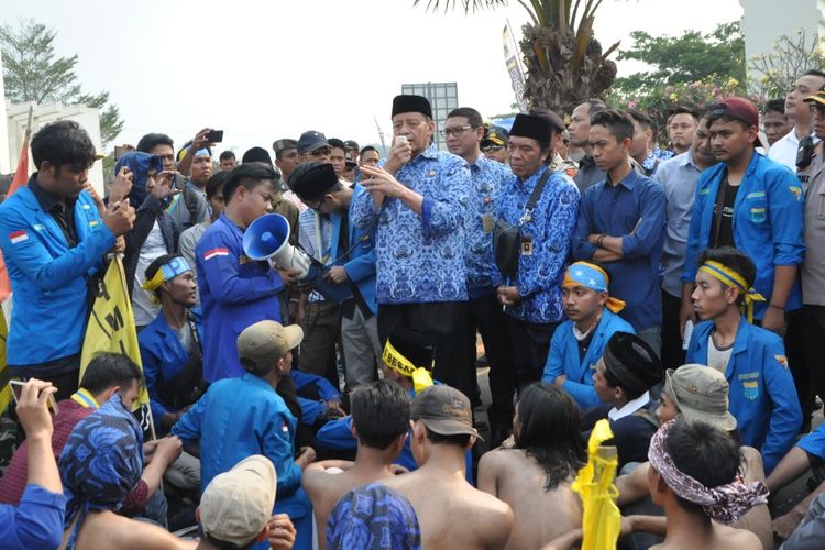 Gubernur Banten Wahidin Halim menerima langsung mahasiswa yang berunjuk rasa di depan gedung pemerintahan Provinsi Banten (KP3B), di Jl. Syekh Nawi Albantani, Curug,  Kota Serang, Selasa (1/10/2019).
