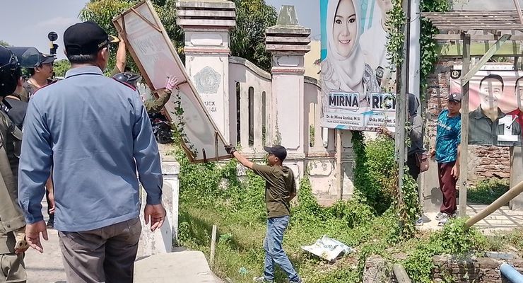 Bawaslu Kendal Tertibkan 3.700 APK Pilkada 2024 yang Melanggar Aturan