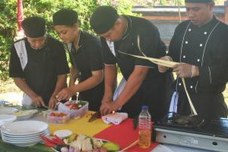 Lomba kuliner yang diikuti anggota Persatuan Hotel dan Restoran Indonesia (PHRI) Buleleng, Minggu (25/8/2013), dalam Buleleng Festival 2013 di Singaraja, Bali.