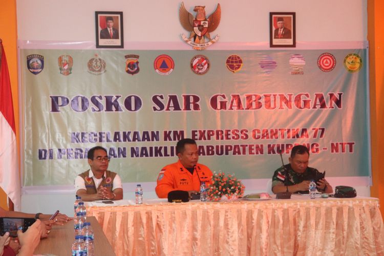 Rapat tim SAR gabungan dalam tangkap penutupan operasi pencarian 17 penumpang Kapal Express Cantika 77 yang hilang di Perairan Kupang, Nusa Tenggara Timur (NTT) 