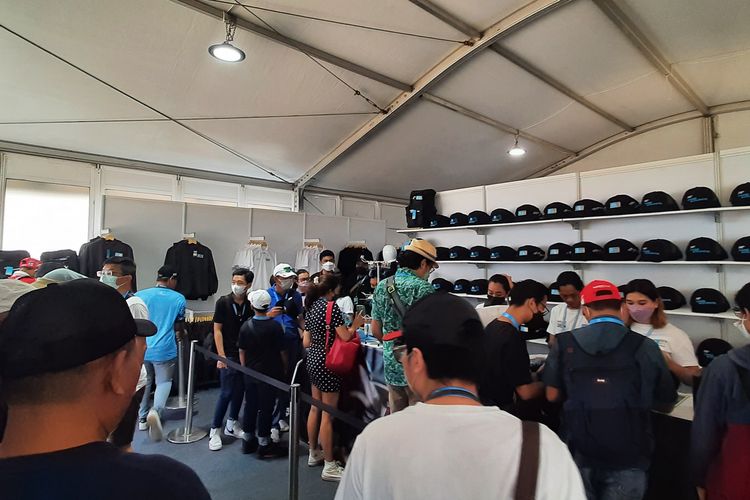 Outlet fan store Formula E Jakarta diserbu pembeli sejak pagi, Sabtu (4/6/2022).