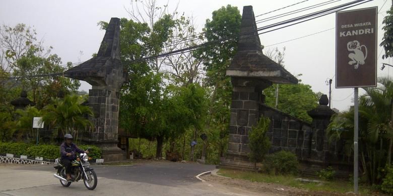 Tugu masuk kawasan Dukuh Talunkacang Kelurahan Kandri Kecamatan Gunungpati atau kawasan wisata Goa Kreo Kota Semarang (Puji Utami/Kompas.com)