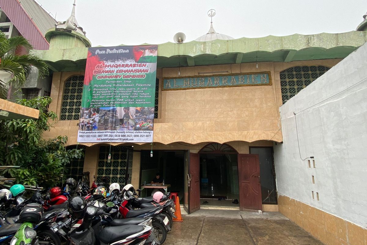 Masjid Al-Muqarrabien di Jalan Enggano Raya, Tanjung Priok, Jakarta Utara, membuka pendaftaran bagi masyarakat Indonesia yang ingin menjadi relawan untuk berangkat ke Gaza, Palestina.  