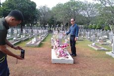 Di Makam Ani Yudhoyono, Warga Berdoa dan Berfoto 