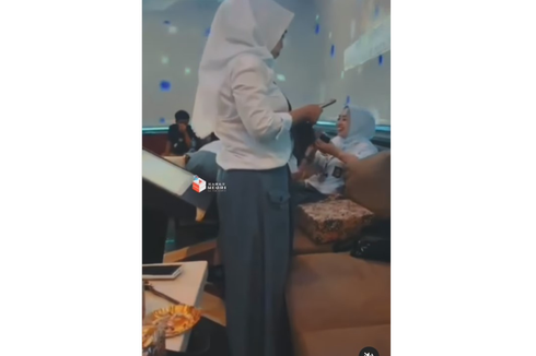 Beredar Video Dirinya Asyik Karaoke bareng Wanita Berseragam SMA, Lurah Jatirangga Minta Maaf