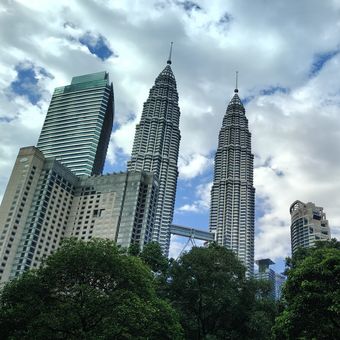 Gambar langit dan gedung Twin Tower Petronas, Kuala Lumpur Malaysia, dari angle bawah saat siang hari