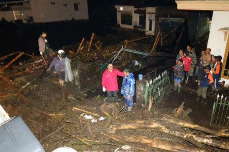 Proses evakuasi material untuk mencari keberadaan Fery dan anaknya yang dilaporkan terpendam di Dusun Gintung, Desa Bulukerto, akibat banjir bandang di Batu. 
