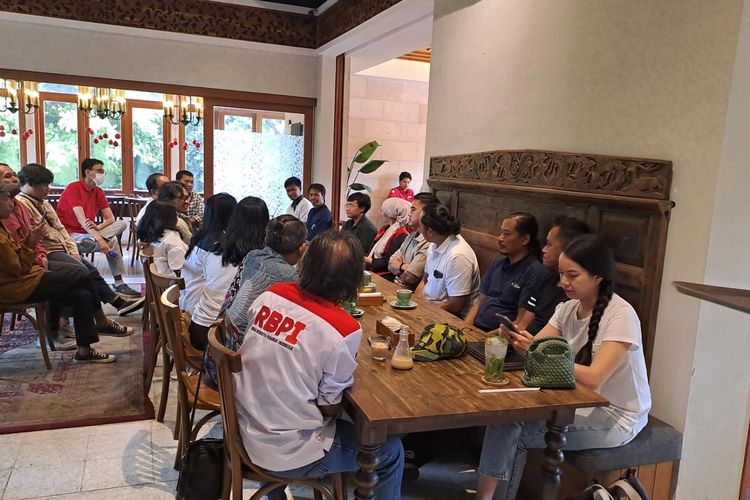Ketua Umum PSI Kaesang Pangarep bertemu dengan sejumlah pekerja informal di Menteng, Jakarta Pusat, Jumat (29/12/2023). 