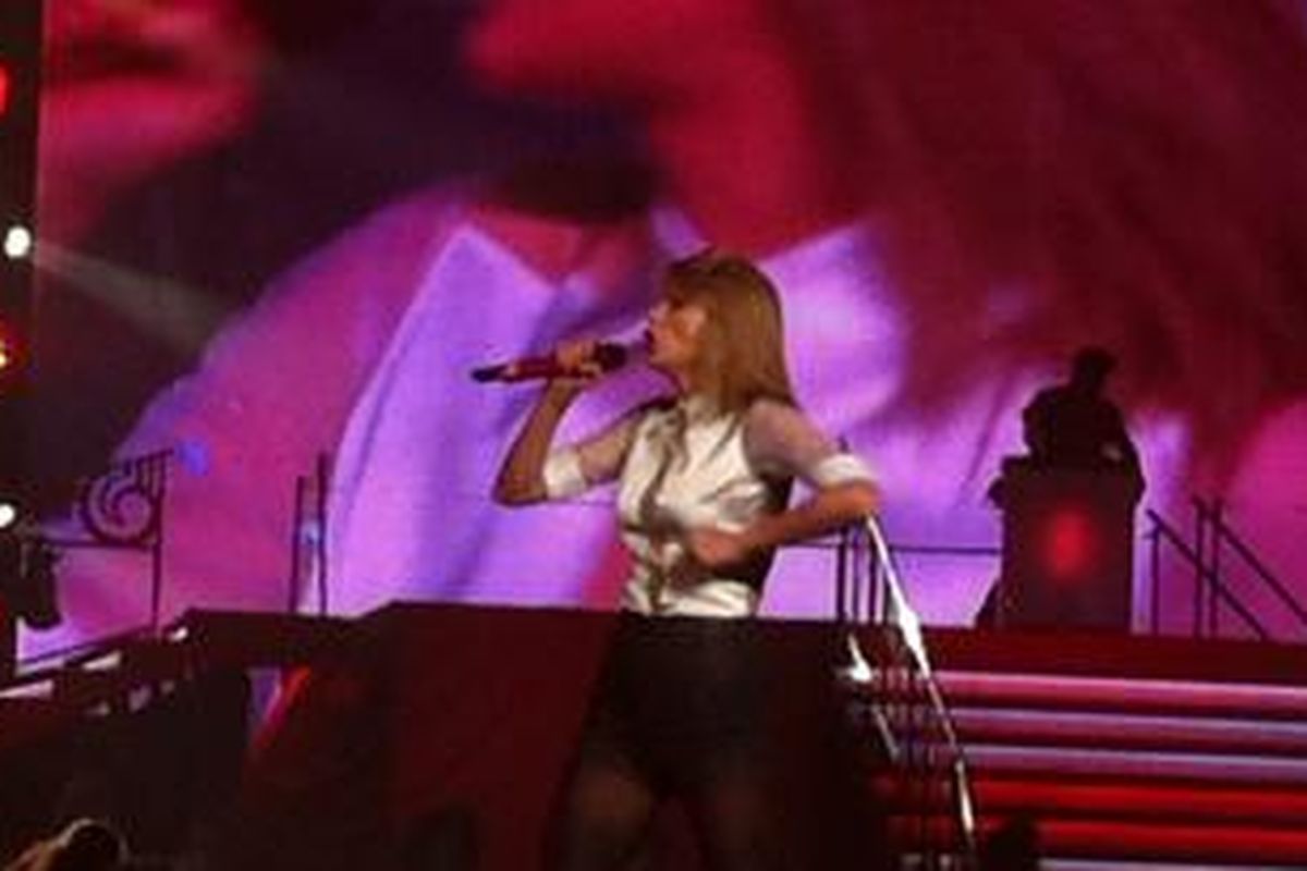 Penyanyi dan pencipta lagu ternama dari AS sekaligus peraih empat penghargaan Grammy pada 2009, Taylor Alison Swift atau Taylor Swift, memersembahkan konser RED Tour-nya di Mata Elang International Stadium (MEIS), Taman Impian Jaya Ancol, Jakarta Utara, Rabu (4/6/2014) malam.