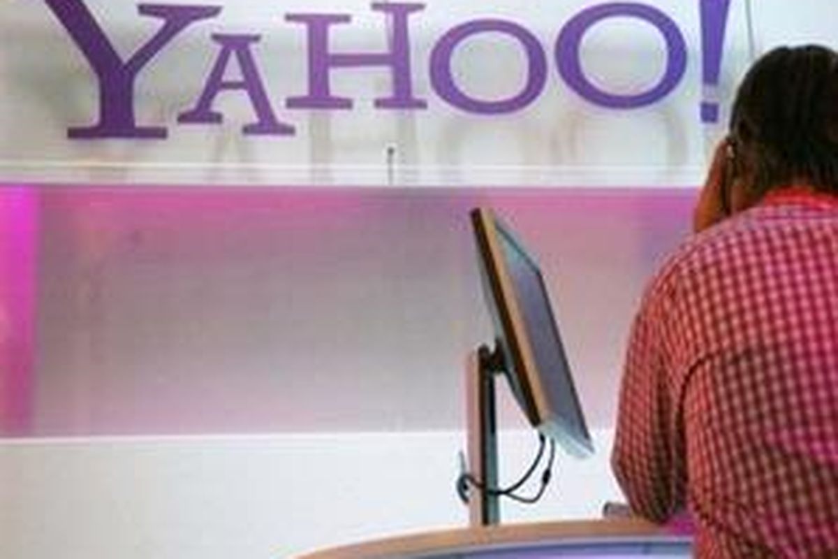 Yahoo! has announced that it has acquired Koprol, an Indonesian Internet service that lets people use mobile telephones to instantly tap into nearby people and places. 