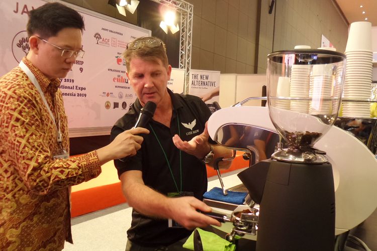 Justin Metcalf, salah satu juri Javaroma Asean Barista Team Championship 2019 (Javaroma - ABTC 2019), tengah menunjukkan cara menyiapkan minuman kopi di sela konferensi pers di JIExpo Kemayoran, Jakarta, Rabu (24/7/2019).