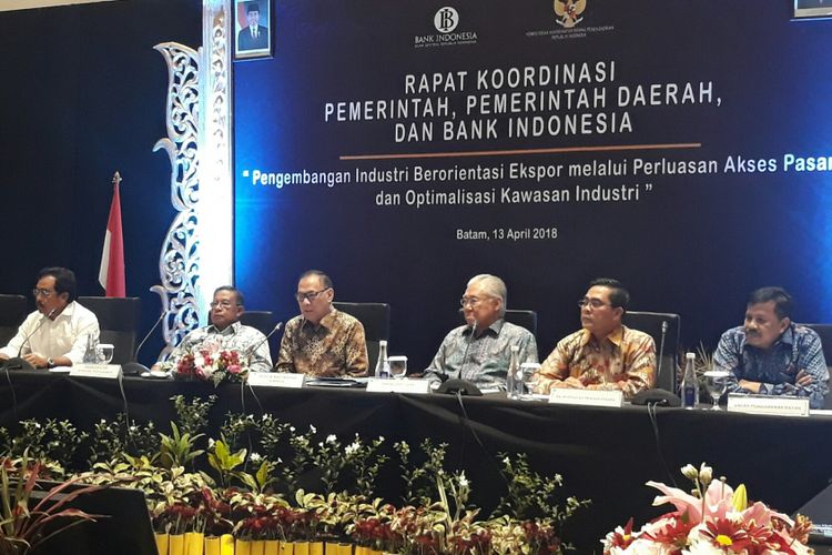 Konferensi pers Rapat Koordinasi Pemerintah Pusat, Pemerintah Daerah, dan Bank Indonesia (BI) dengan tema Pengembangan Industri Berorientasi Ekspor melalui Perluasan Akses Pasar dan Optimalisasi Kawasan Industri di Batam, Kepulauan Riau, Jumat (13/4/2018).