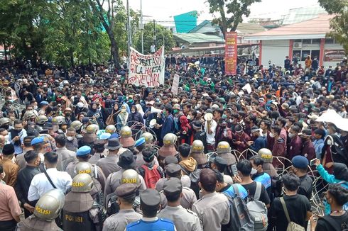 Ketua DPRD Sumbar Bacakan dan Tandatangani Tuntutan Demo Mahasiswa