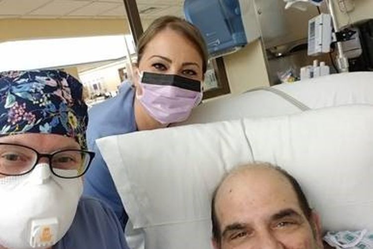 Pasien Ajaib Brian Volpini dengan perawat RUMC Lisa Yeno dan Rosalie Roccanova.