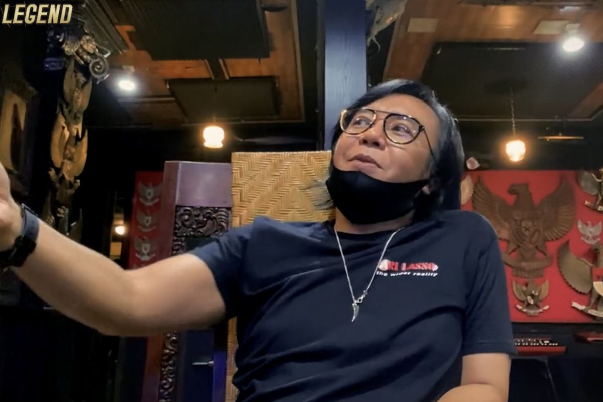 Ari Lasso tengah berbincang soal rekaman Dewa 19 pertama kali. (Bidikan layar YouTube Video Legend). 