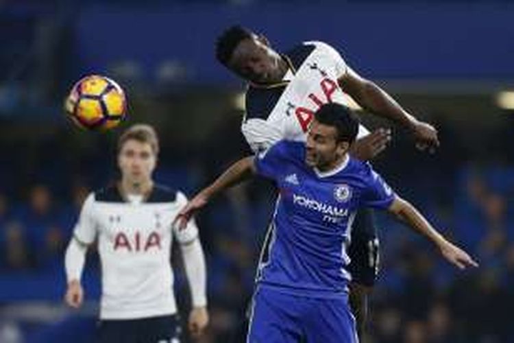 Gelandang Chelsea, Pedro Rodriguez (depan), berduel dengan gelandang Tottenham Hotspur, Victor Wanyama, dalam laga Premier League di Stadion Stamford Bridge, Sabtu (26/11/2016) waktu setempat.