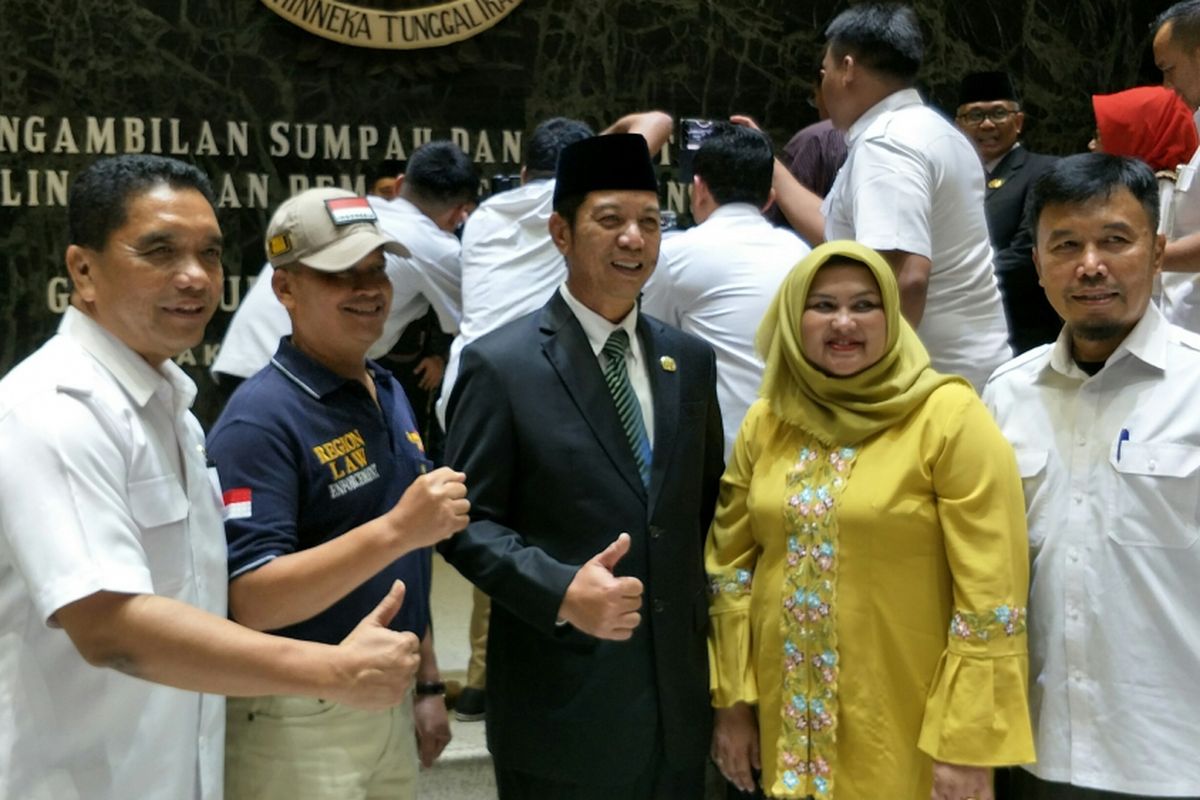 Rustam Effendi (tengah, menggunakan jas) seusai dilantik menjadi Kepala Biro Administrasi Sekretariat Daerah DKI Jakarta oleh Gubernur DKI Jakarta Anies Baswedan di Balai Kota DKI Jakarta, Rabu (10/1/2018)