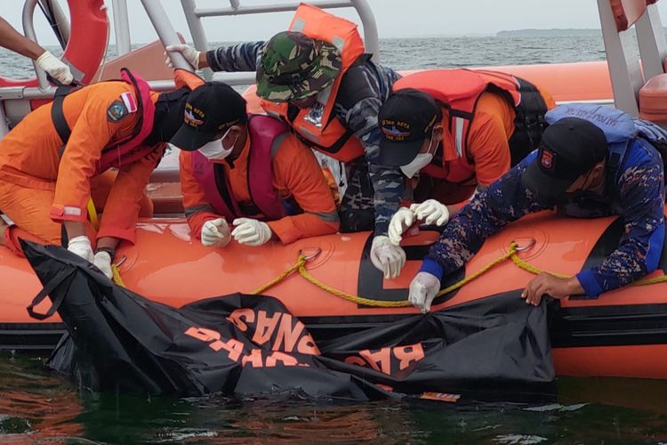 Tim SAR Tarakan Kaltara mengevakuasi temuan salah satu jenazah diduga korban laka laut di perairan Tanjung Pasir Bulungan. Ada 3 korban speed boat 40 pk yang memuat udang, semua ditemukan dalam kondisi meninggal dunia 