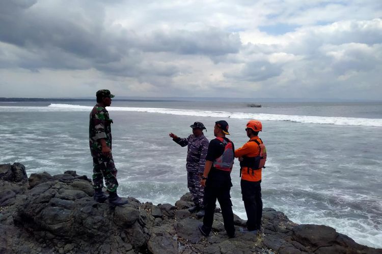 Petugas saat melakukan upaya pencarian terhadap tiga korban kapal terbalik di Banyuwangi, Rabu (6/9/2023)