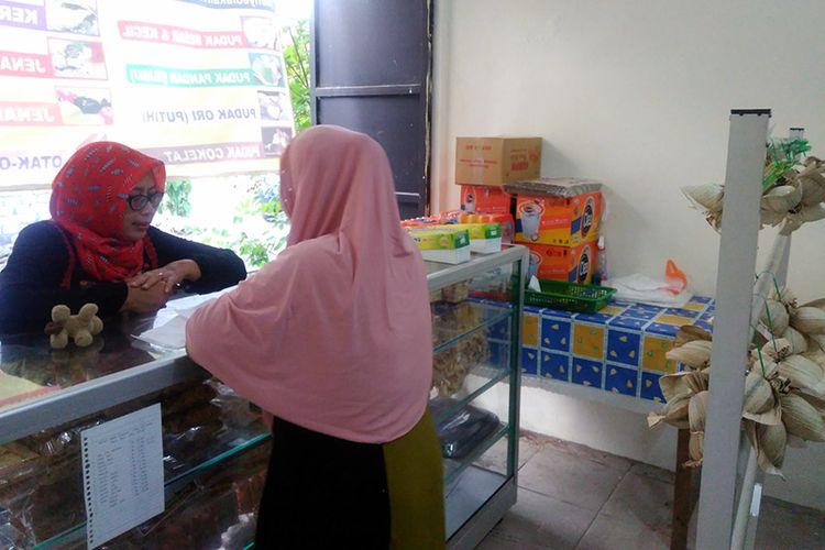 Pembeli saat memesan pudak mini sebagai oleh-oleh di tempat usaha milik Agus Boediono.