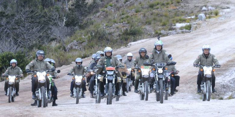 Presiden Joko Widodo dan rombongan saat menjajal salah satu ruas Jalan Trans Papua, Rabu (10/5/2017).