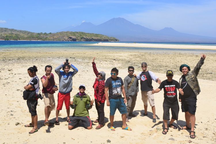 Anggota Banyuwangi Photography Community berfoto bersama di Pulau Menjangan, Taman Nasional Bali Barat, Kabupaten Jembrana, Bali, Minggu (29/10/2017).