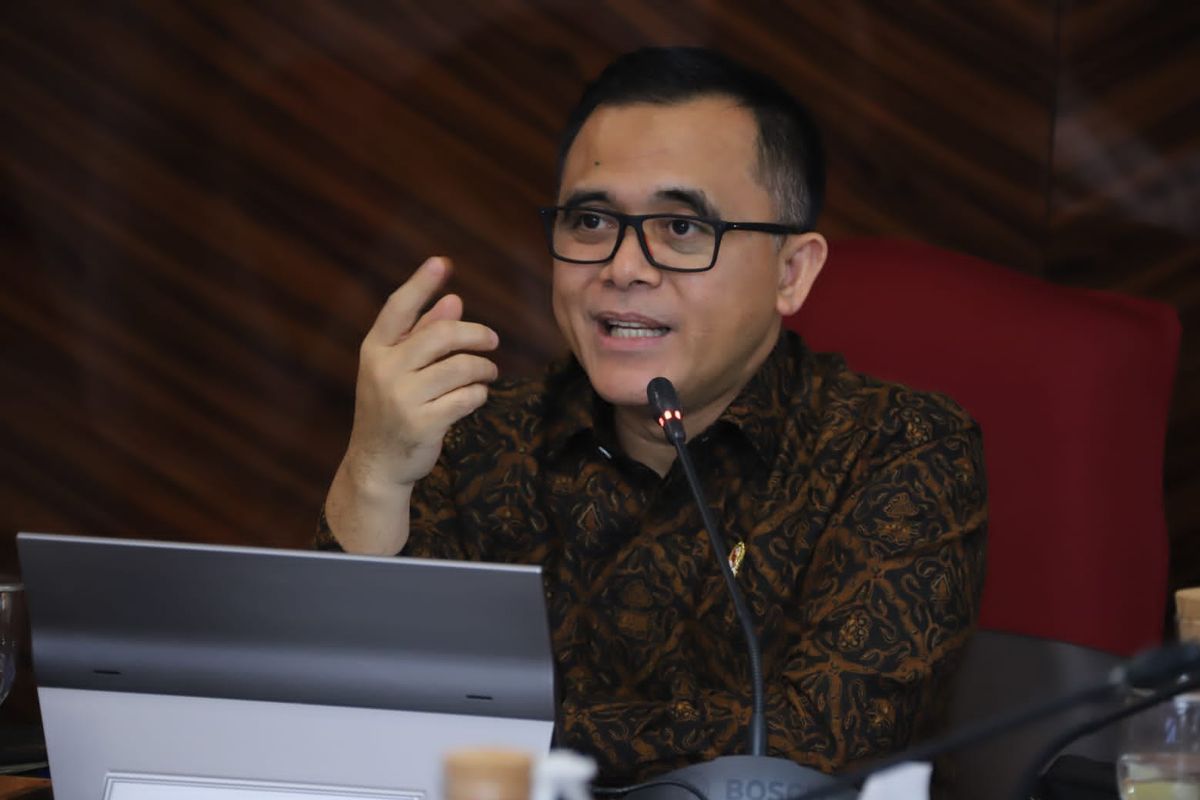 Menteri Pendayagunaan Aparatur Negara dan Reformasi Birokrasi (Menpan-RB) Abdullah Azwar Anas saat berdiskusi dengan Direktur Eksekutif Project Management Office (PMO) Kartu Prakerja Denni Puspa Purbasari di Jakarta, Selasa (9/1/2024).
