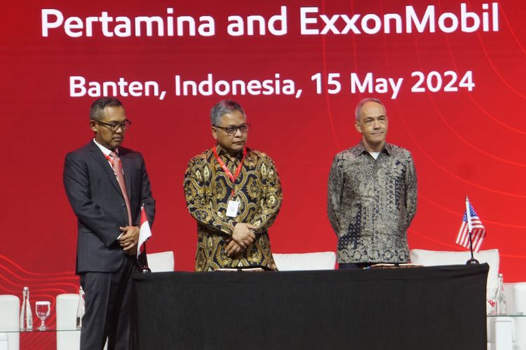 Penandatangan Preliminary Agreement oleh Senior Vice President (VP) Business Development ExxonMobil Indonesia Egon van der Hoeven dengan Direktur Pengembangan dan Produksi Awang Lazuardi Indonesia Convention Exhibition (ICE), BSD City,  Rabu (15/5/2024)