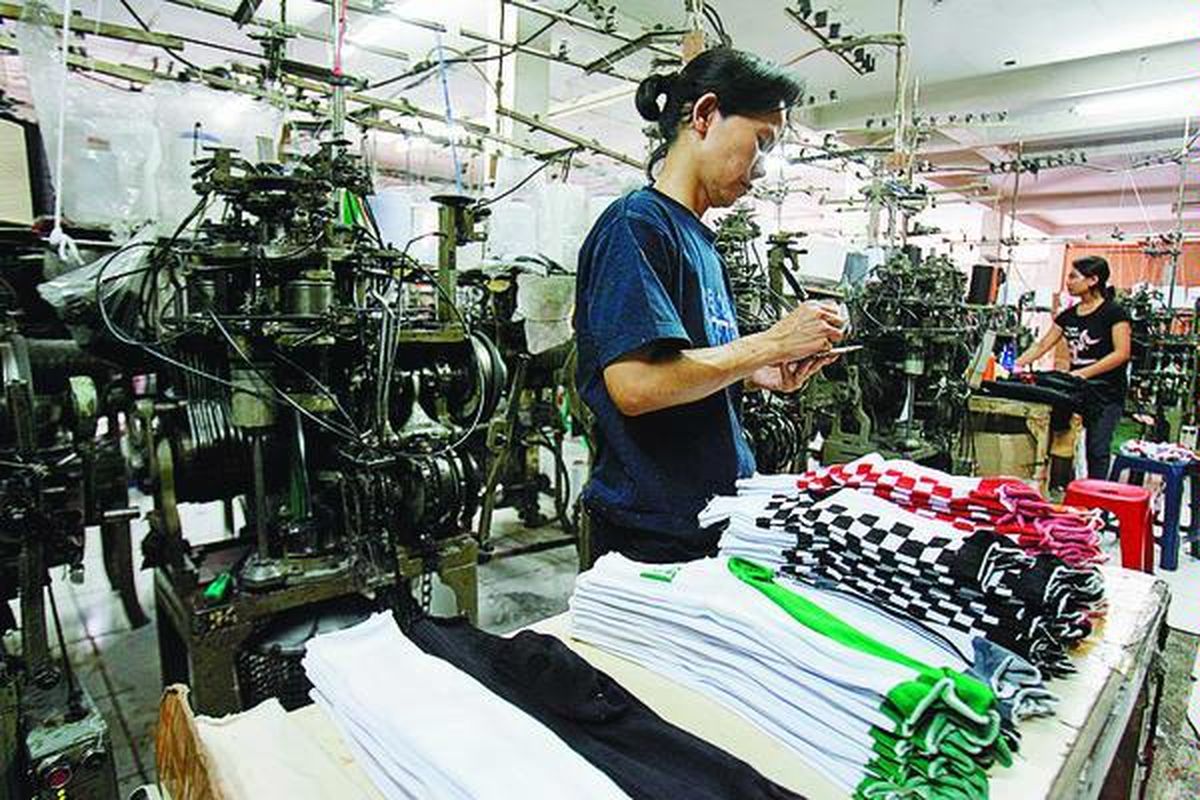 Pekerja memproduksi kaus kaki di bengkel konfeksi skala kecil di Perkampungan Industri Kecil (PIK) Cakung, Jakarta, Rabu (18/11). Dukungan pemerintah sangat diharapkan untuk mengangkat daya saing usaha kecil dan menengah di pasar domestik maupun internasional.