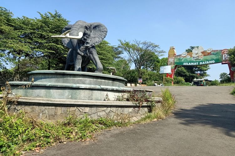 Pintu eks-wisata Kampung Gajah.