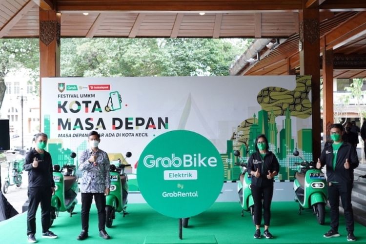 Grab, Emtek dan Bukalapak berkomitmen untuk menjadikan Solo sebagai Smart City. Keterangan Foto: Dari kiri ke kanan : President of Grab Indonesia, Ridzki Kramadibrata, Wali Kota Surakarta, Gibran Rakabuming Raka, Country Managing Director of Grab Indonesia, Neneng Goenadi, dan Director of West Indonesia, Grab Indonesia. 