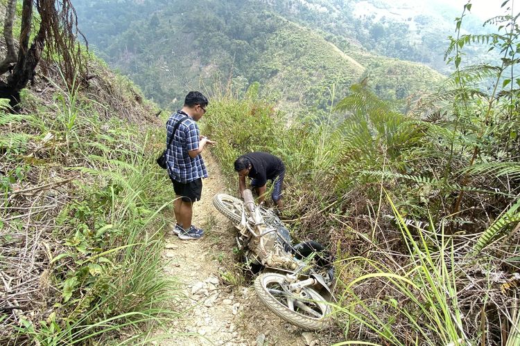 Menembus Jalur Terjal Menuju Dusun 5 Ngata Ona, Tak Ada Listrik dan Berkomunikasi Pakai HT
