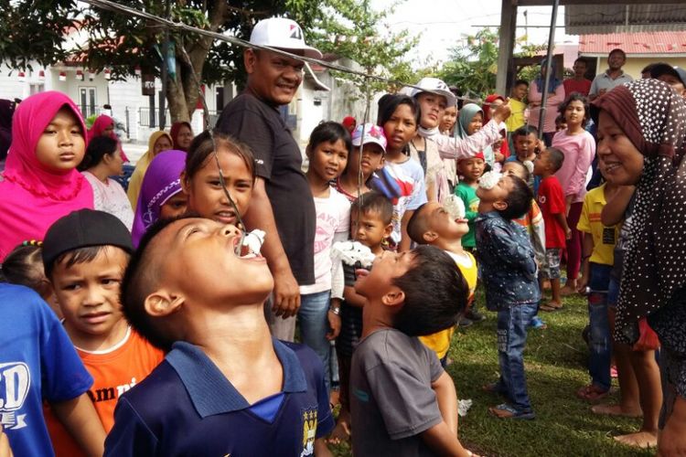 Anak-anak mengukuti lomba makan kerupuk di lingkungan RT 01 RW 11, Kelurahan Sialang Munggu, Kecamatan Tampan, Kota Pekanbaru, Provinsi Riau, Jumat (17/8/2018) dalam rangka memeriahkan HUT ke-73 Republik Indonesia 17 Agustus 2018. Kegiatan lomba makan kerupuk rutin dilaksanakan lingkungan RT 01 setiap tahunnya, untuk mempererat hubungan silaturahmi dan memperingati hari kemerdekaan.